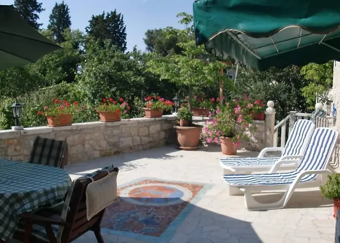 Plaza Apartment *